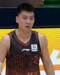 山东男篮102-93击败福建，主场两连胜，五将齐发力尽显团队战力！