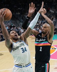 模拟器-文班：我总经历膝盖被撞的情况 不过没有遇到过字母哥这种对手