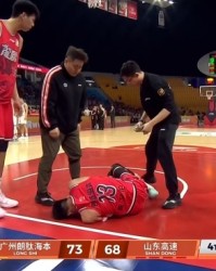 玩法-😭不要啊！郭艾伦反击对抗后 抱着左膝痛苦倒地 被担架车送出场